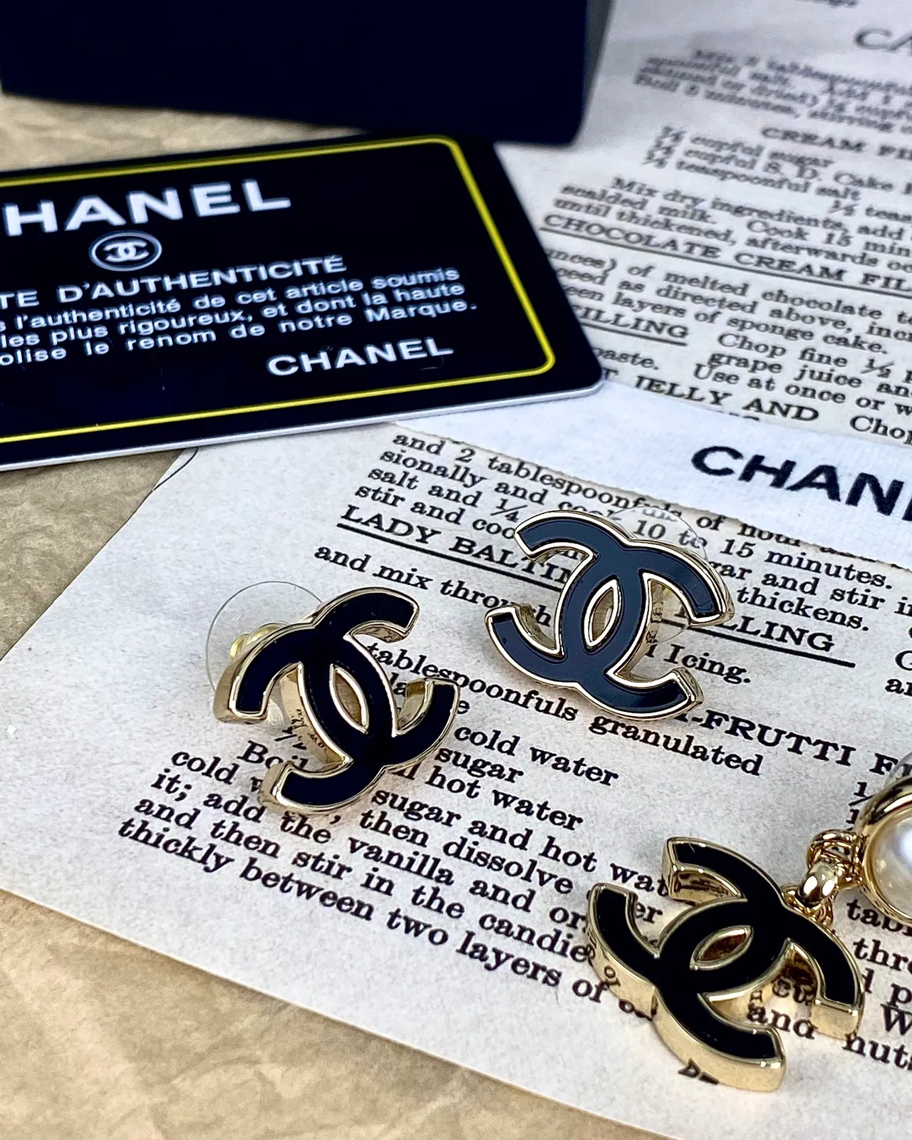 Chanel CC Aros de Metal con Esmalte Negro Dorado Logotipo 2