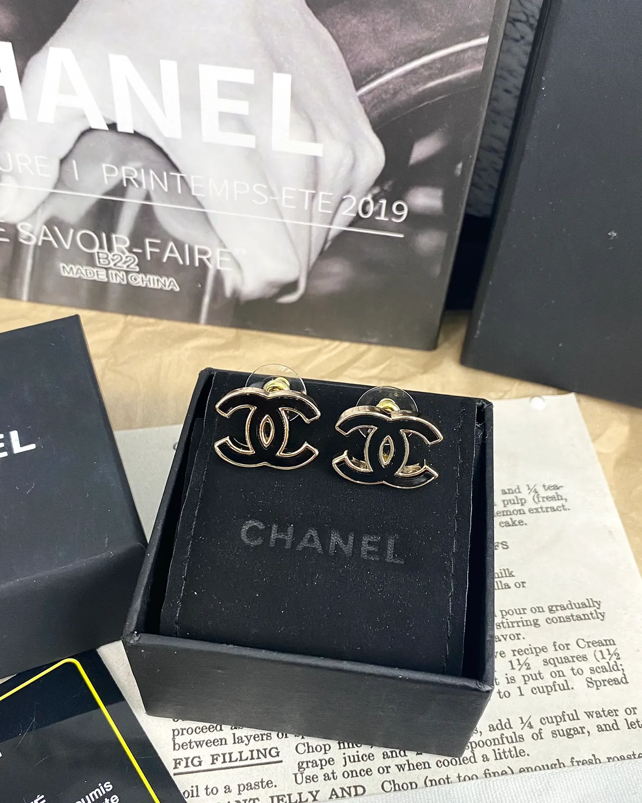 Chanel CC Aros de Metal con Esmalte Negro Dorado Logotipo 3