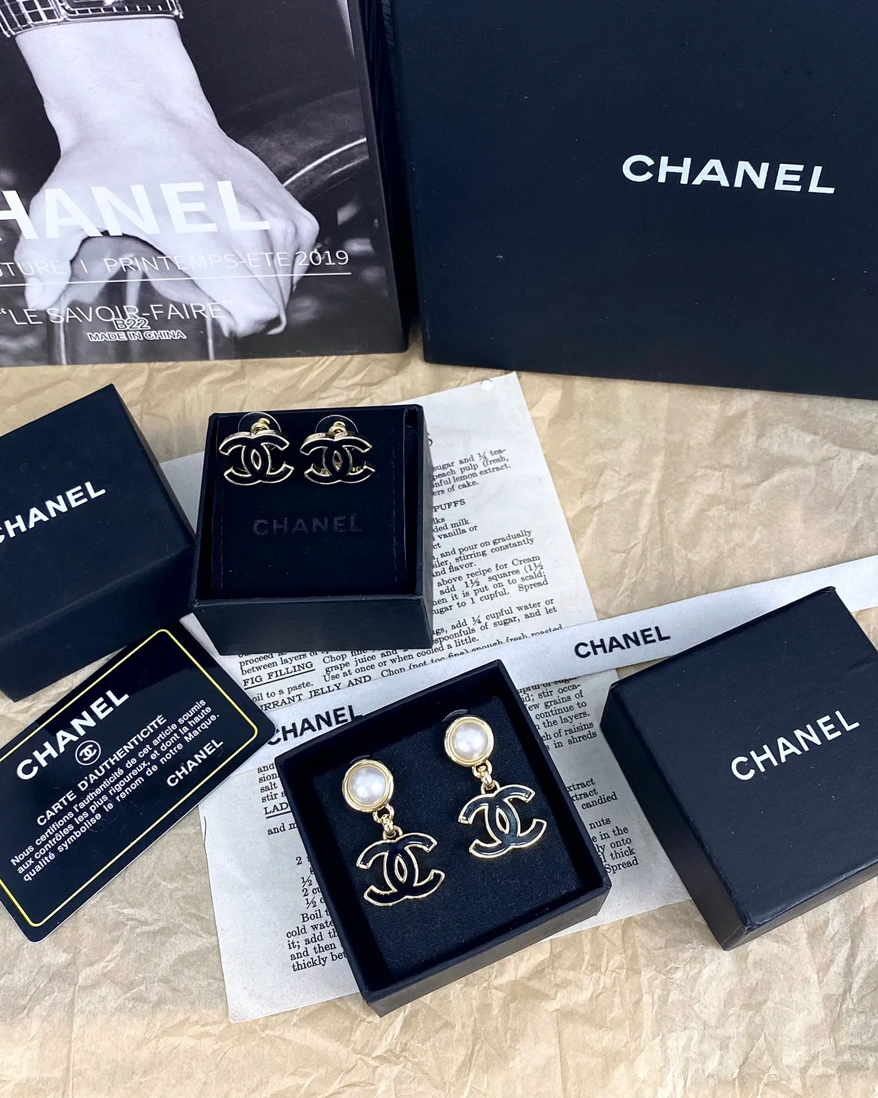 Chanel CC Aros de Metal con Esmalte Negro Dorado Logotipo 5
