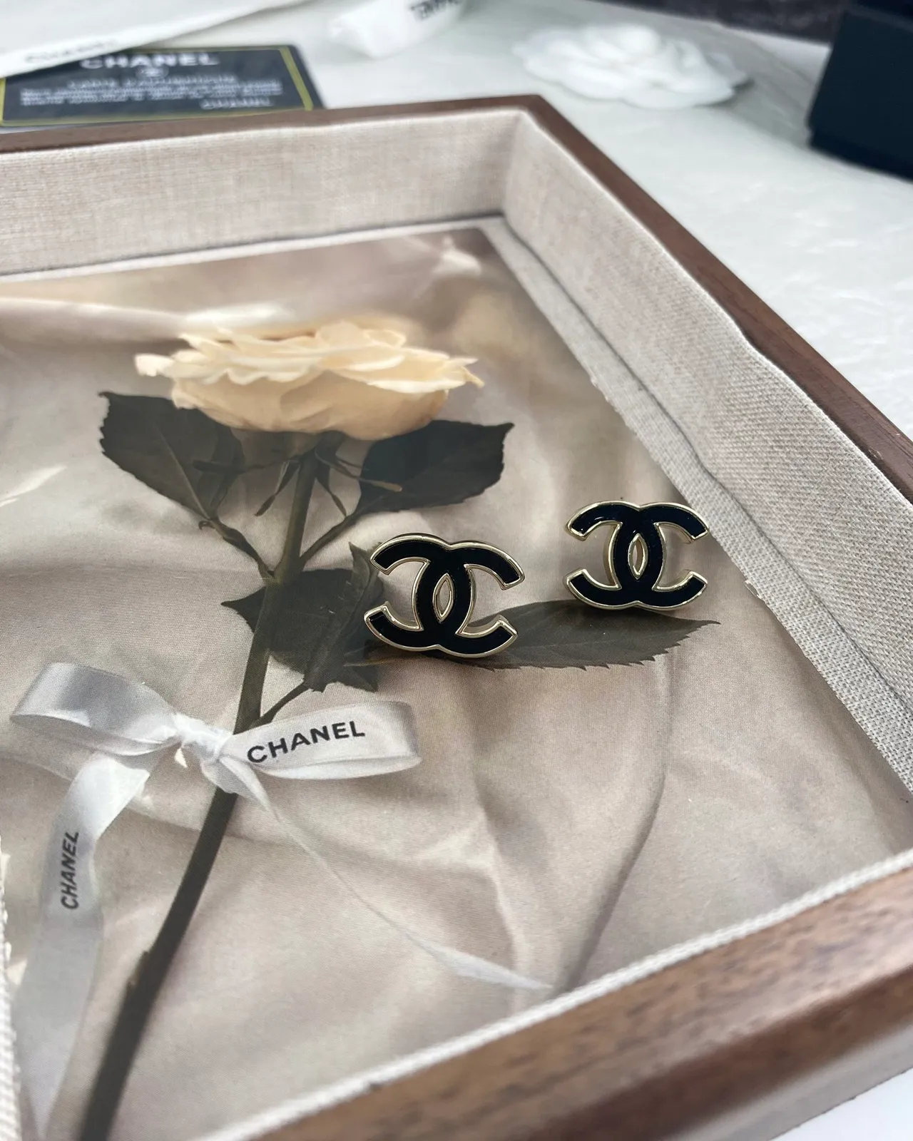 Chanel CC Aros de Metal con Esmalte Negro Dorado Logotipo 6