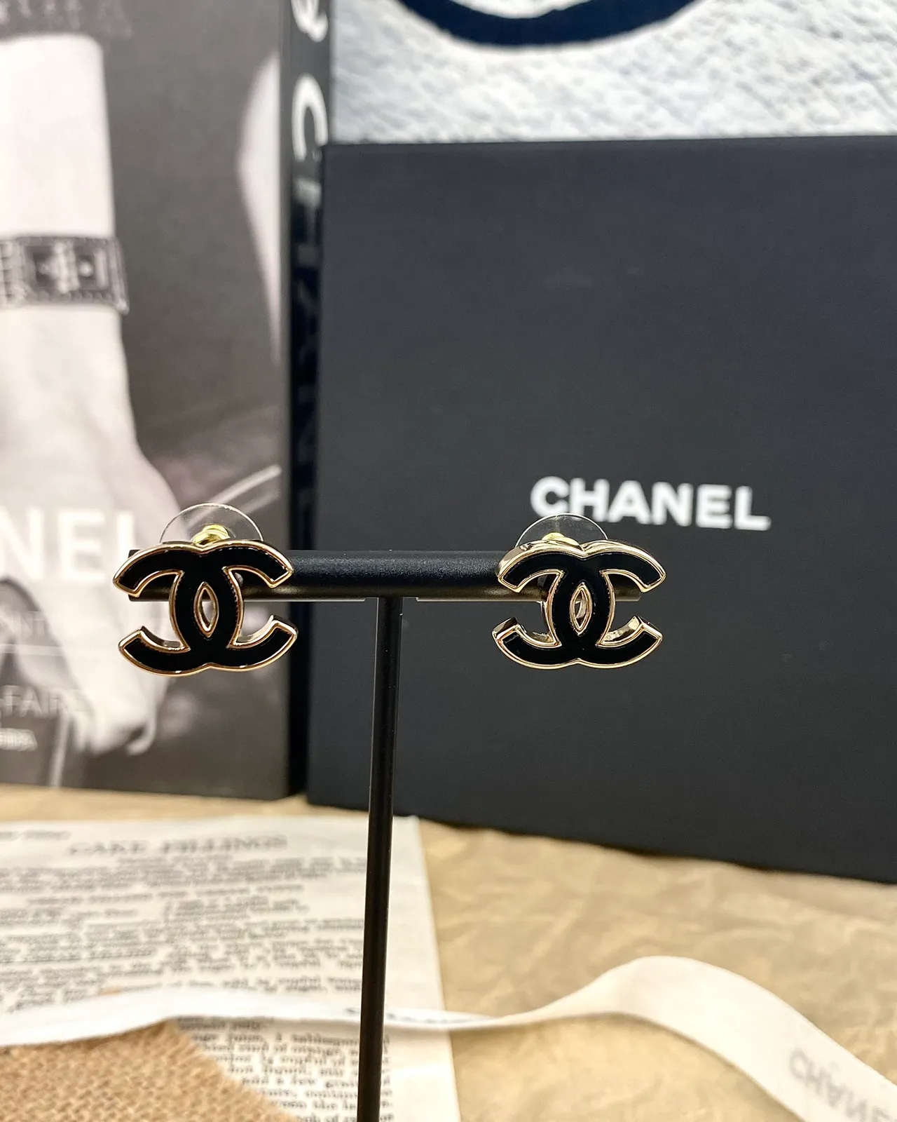 Chanel CC Aros de Metal con Esmalte Negro Dorado Logotipo 7