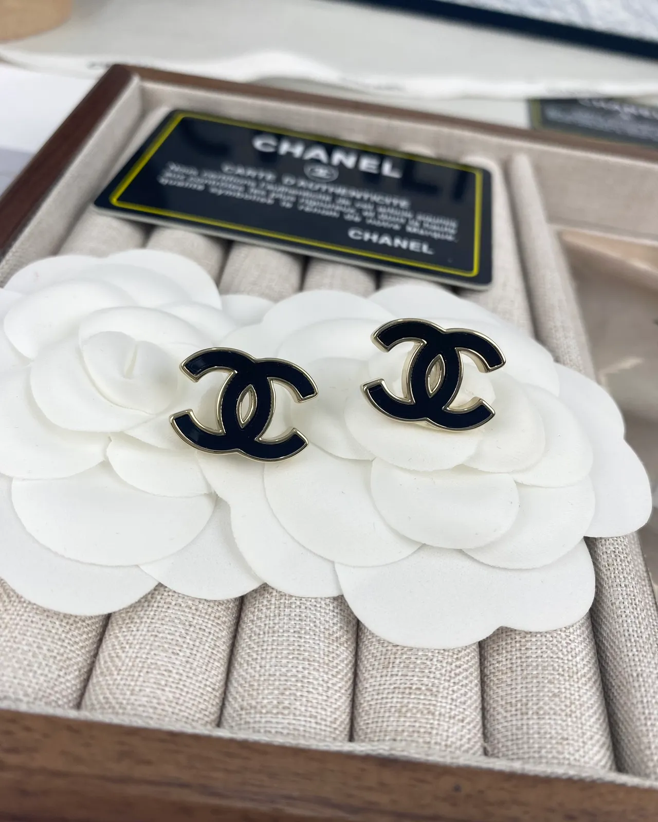 Chanel CC Aros de Metal con Esmalte Negro Dorado Logotipo 8