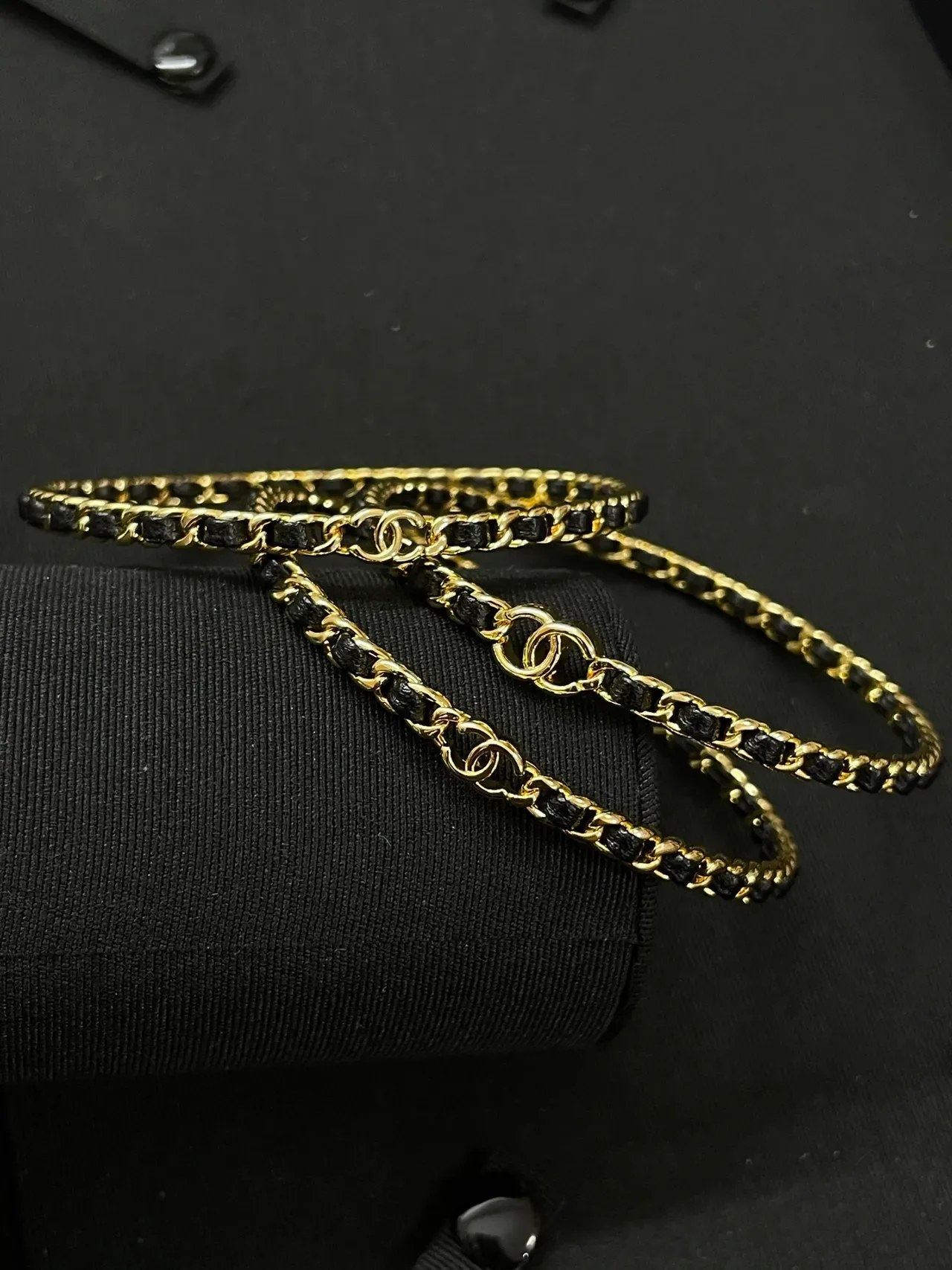 Chanel CC bracelet ton doré et chaîne tressée noire 2
