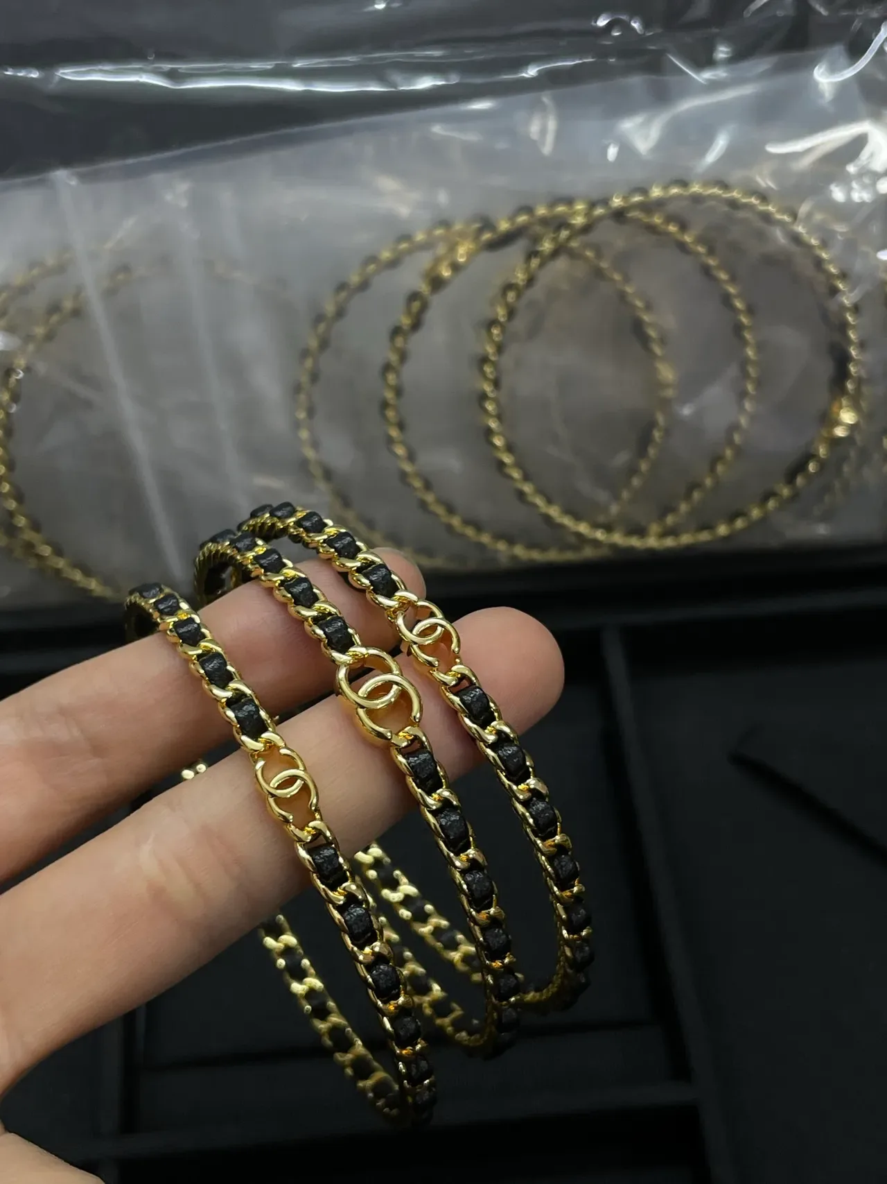 Chanel CC bracelet ton doré et chaîne tressée noire 3