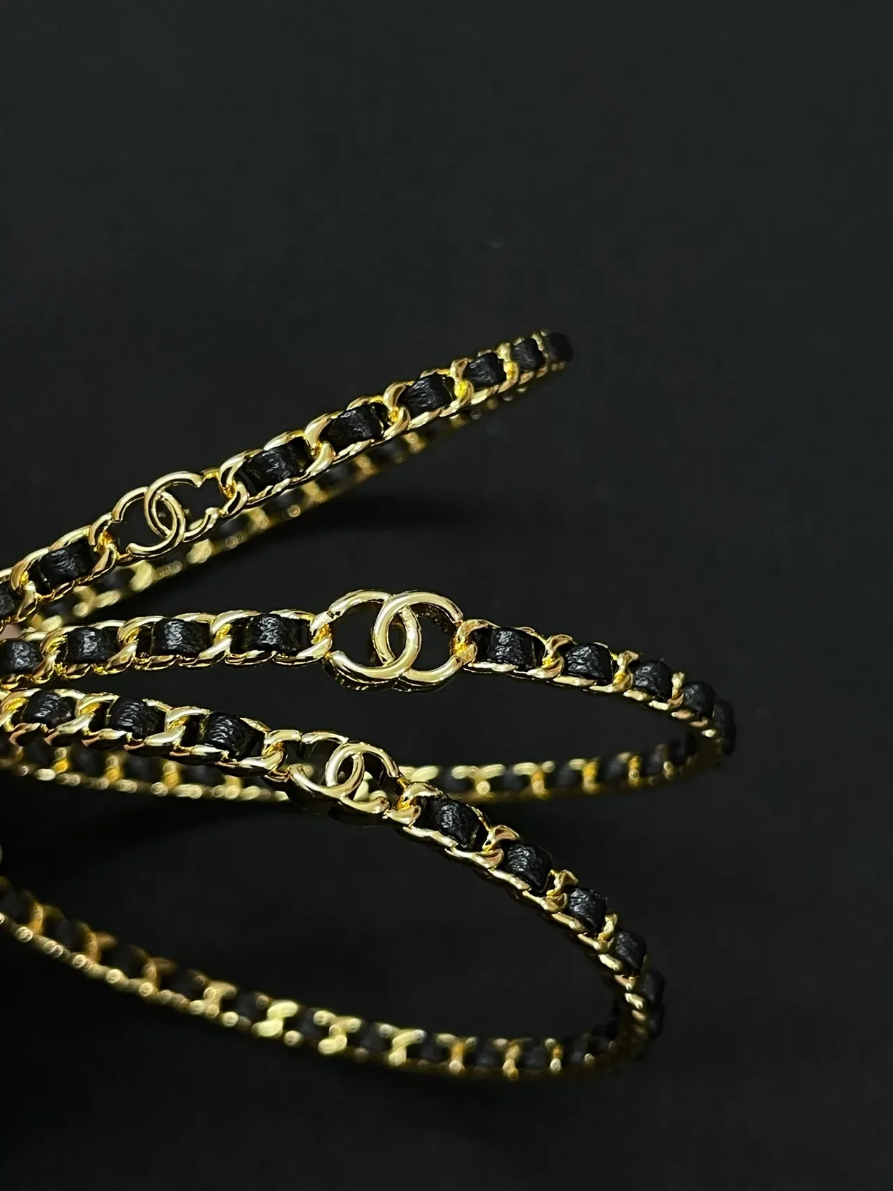Chanel CC bracelet ton doré et chaîne tressée noire 4