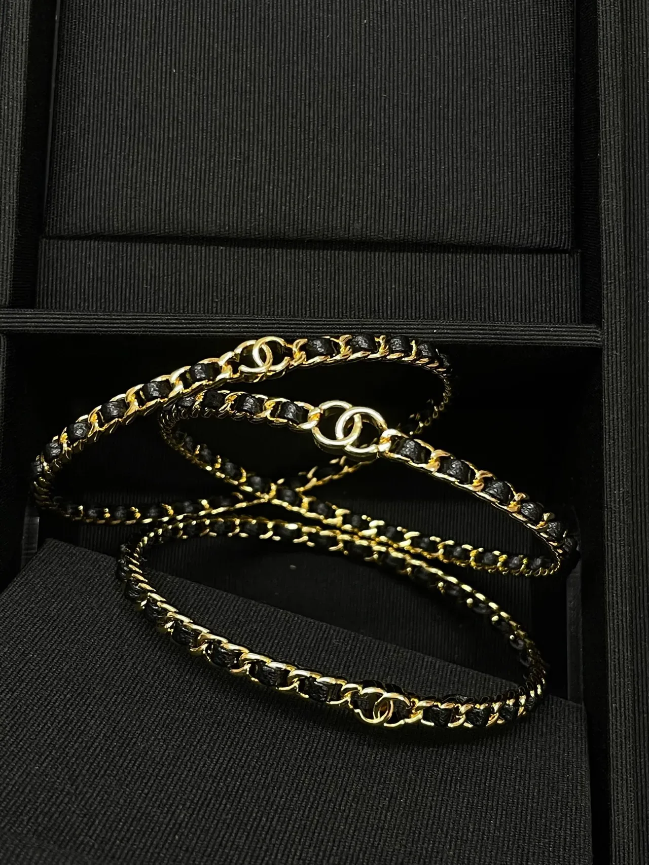 Chanel CC bracelet ton doré et chaîne tressée noire 5