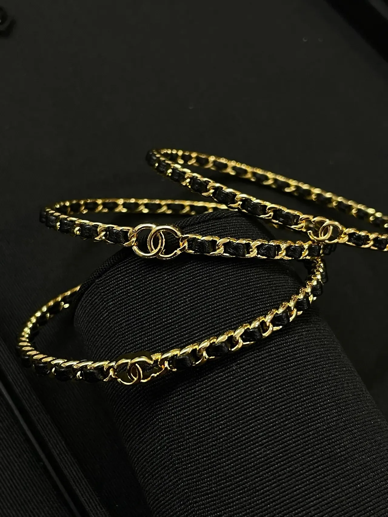 Chanel CC bracelet ton doré et chaîne tressée noire 6