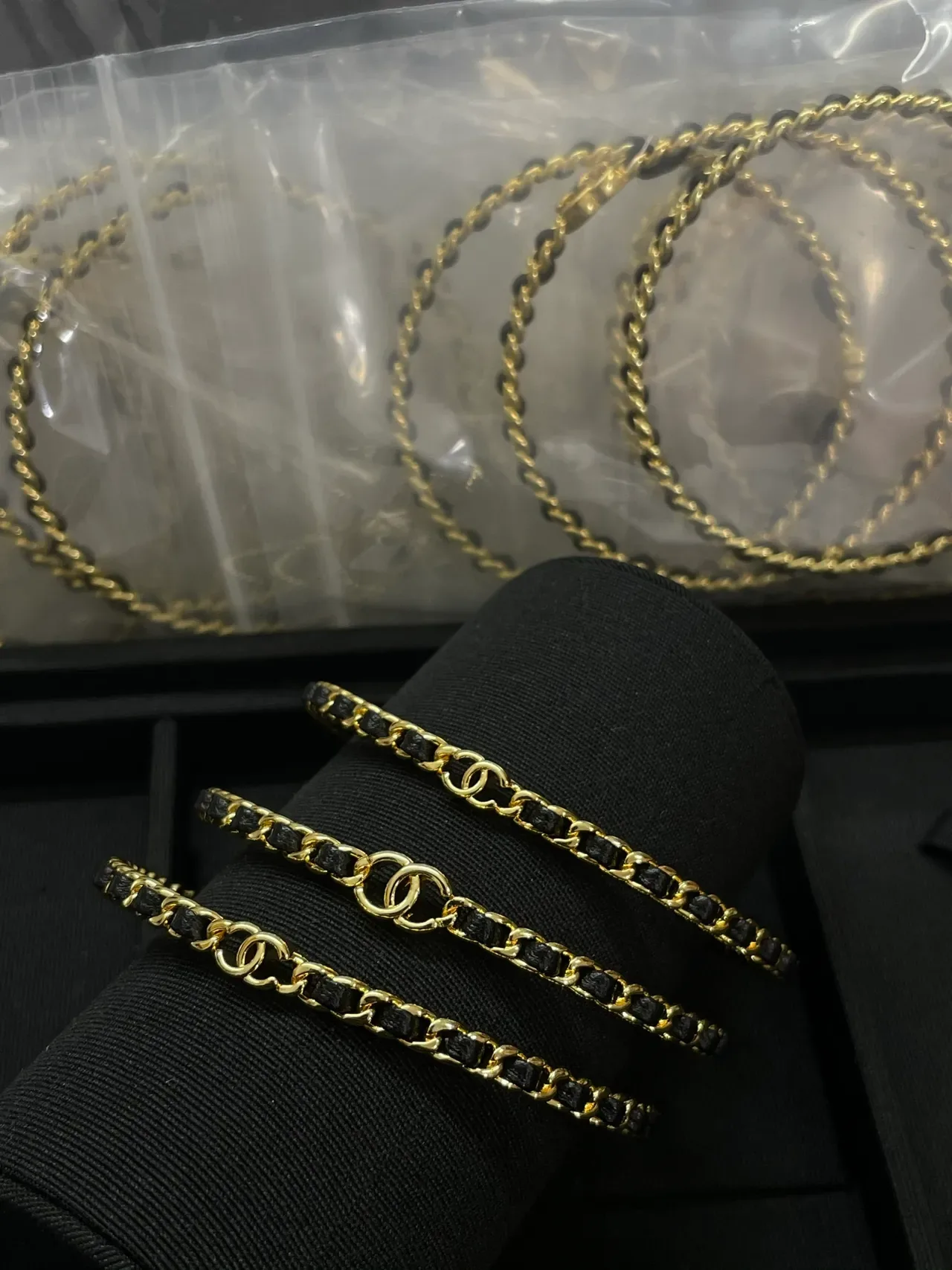 Chanel CC bracelet ton doré et chaîne tressée noire 8
