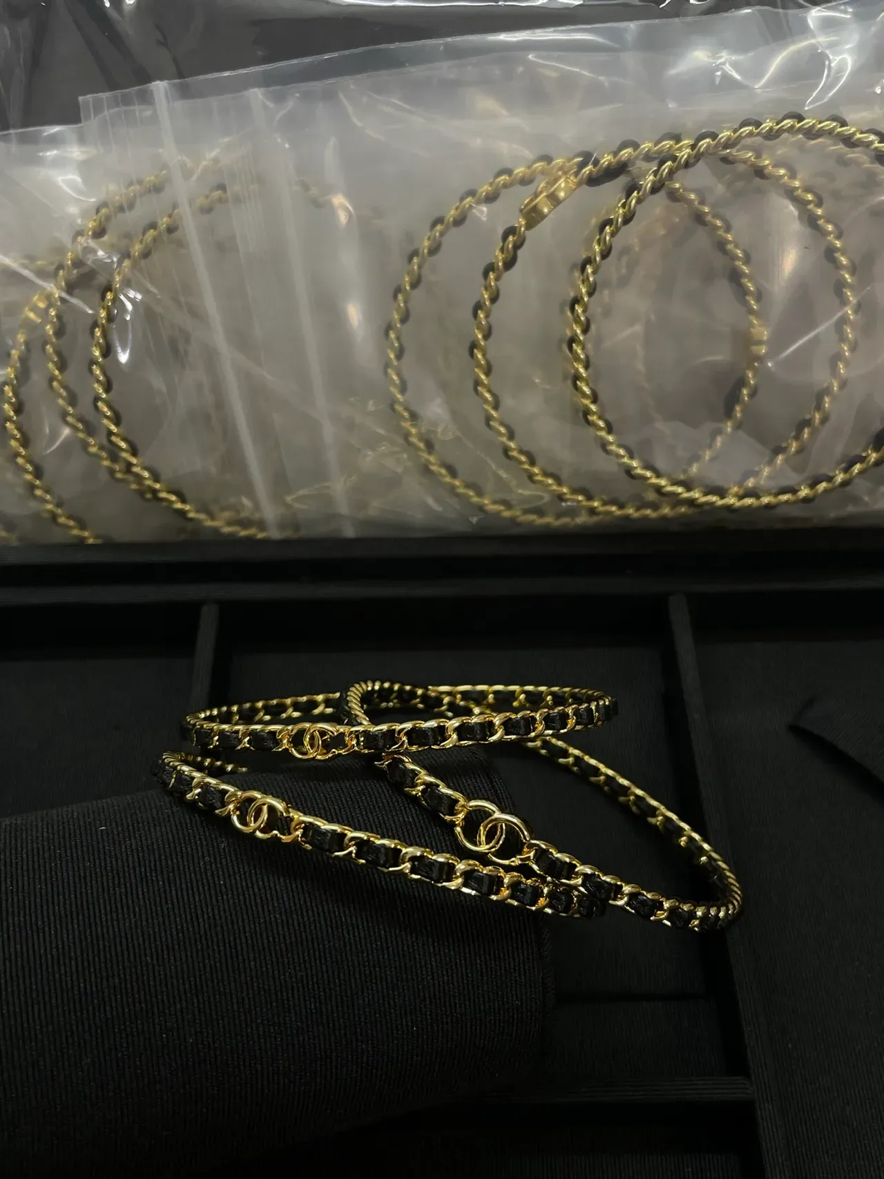 Chanel CC bracelet ton doré et chaîne tressée noire 9