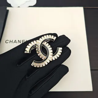 Chanel CC ব্রোচ কালো সোনা আন্তঃসংযুক্ত লোগো ব্যাগুয়েট-কাট ক্রিস্টাল হ্যালো ব্রোচ