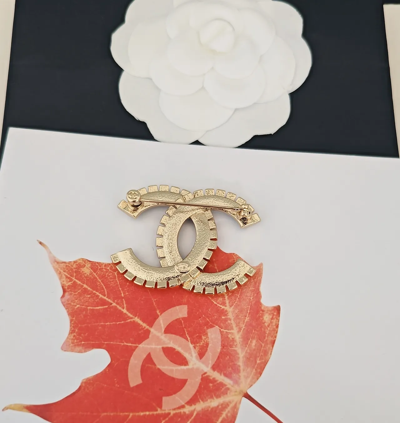 Chanel CC broche Or noir logo entrelacé coupe baguette cristal halo broche 2