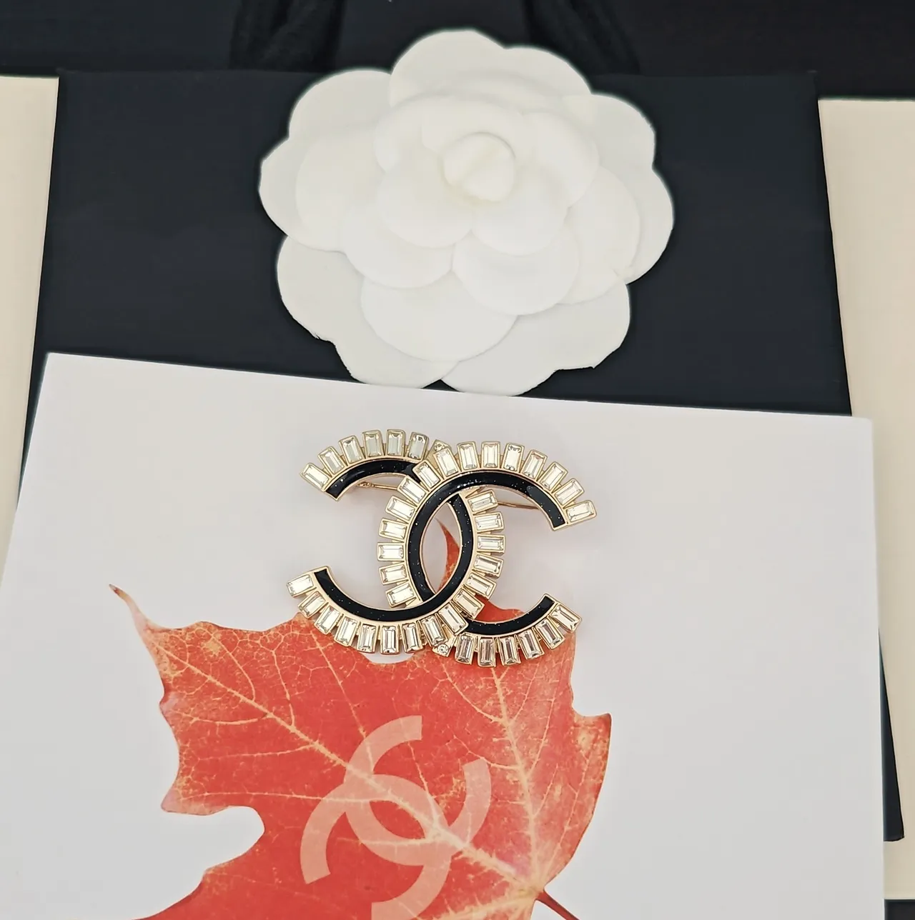 Chanel CC broche Or noir logo entrelacé coupe baguette cristal halo broche 3