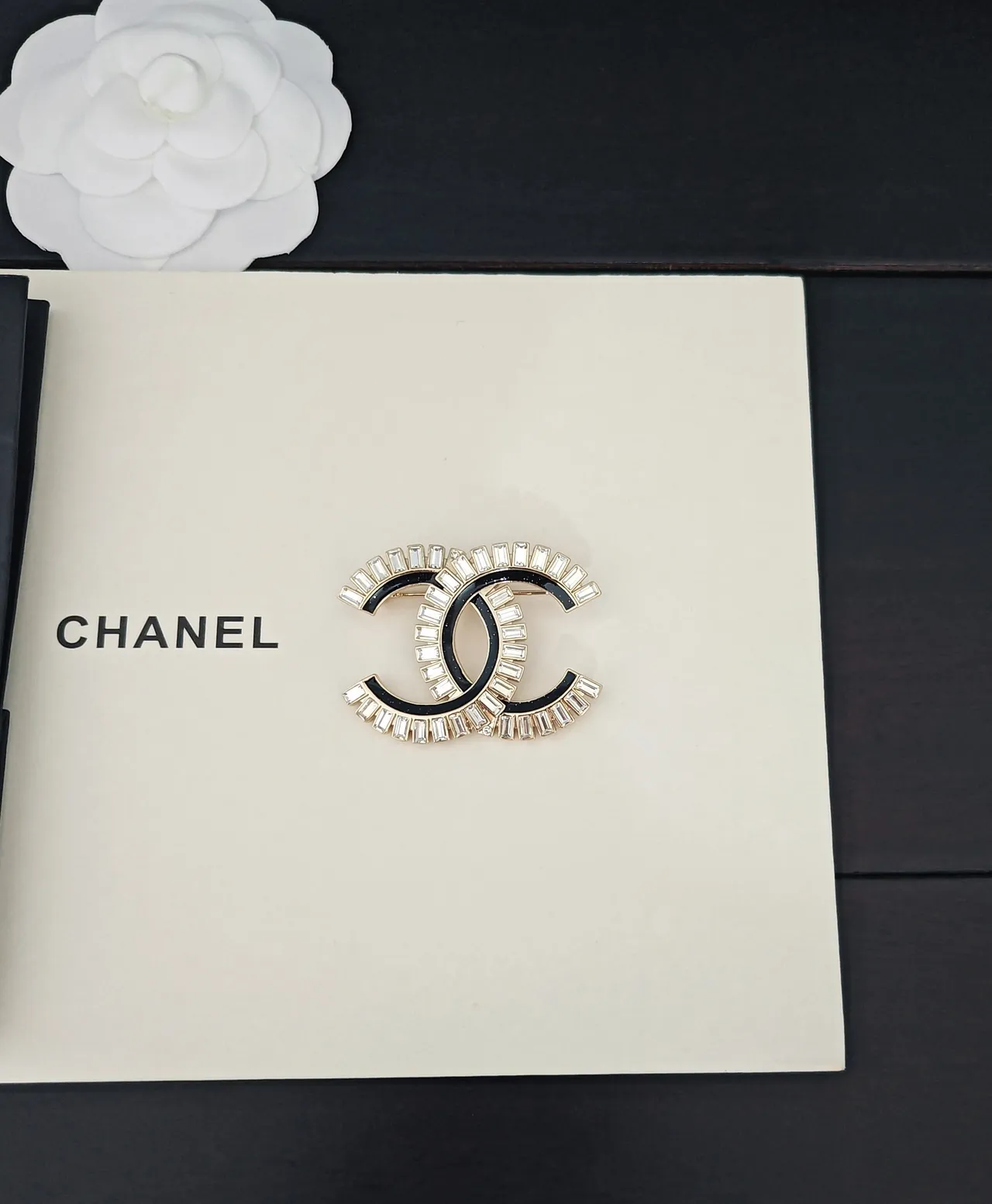 Chanel CC broche Or noir logo entrelacé coupe baguette cristal halo broche 4