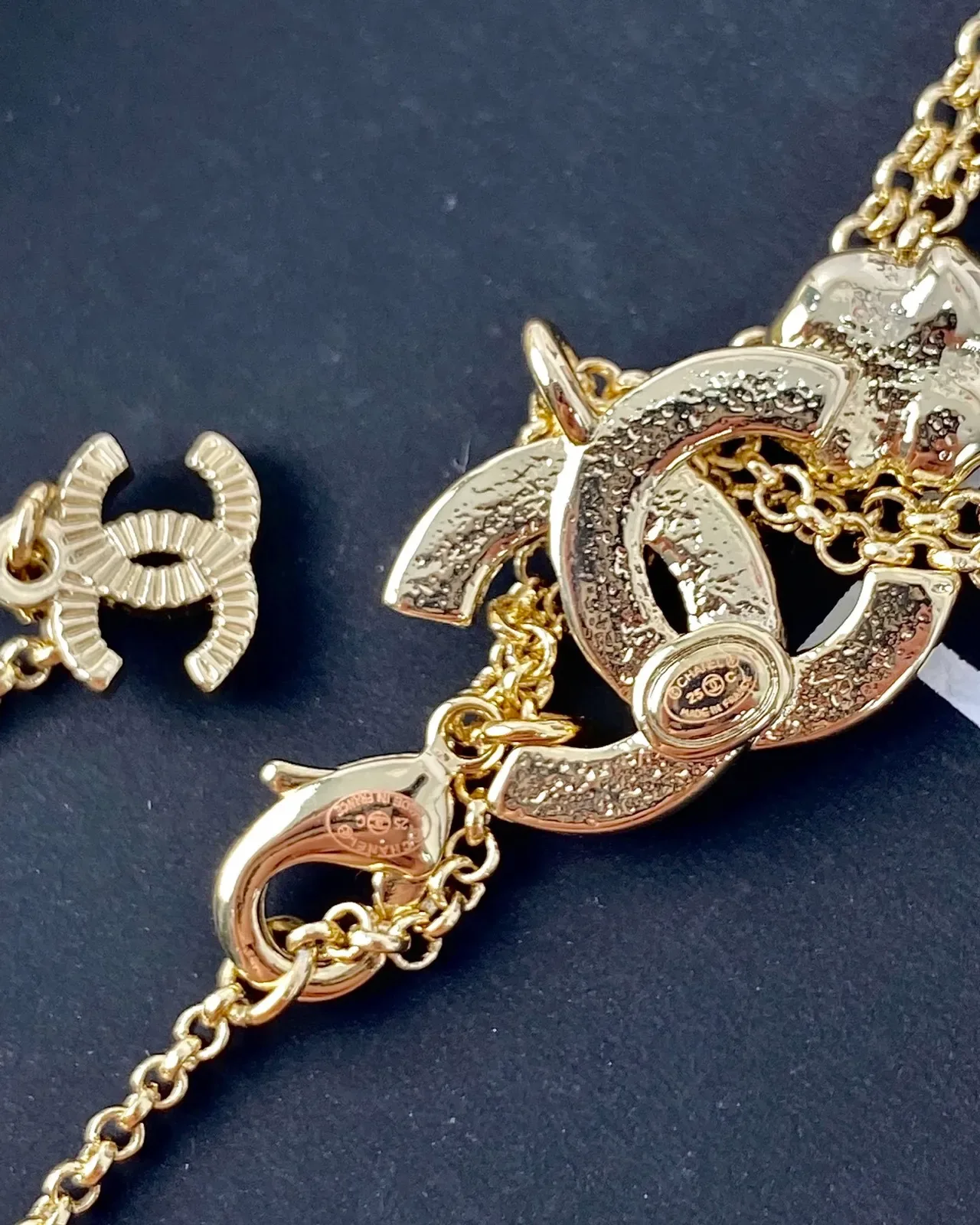 Chanel CC Camellia Collier pendentif ton doré collier en couches 2