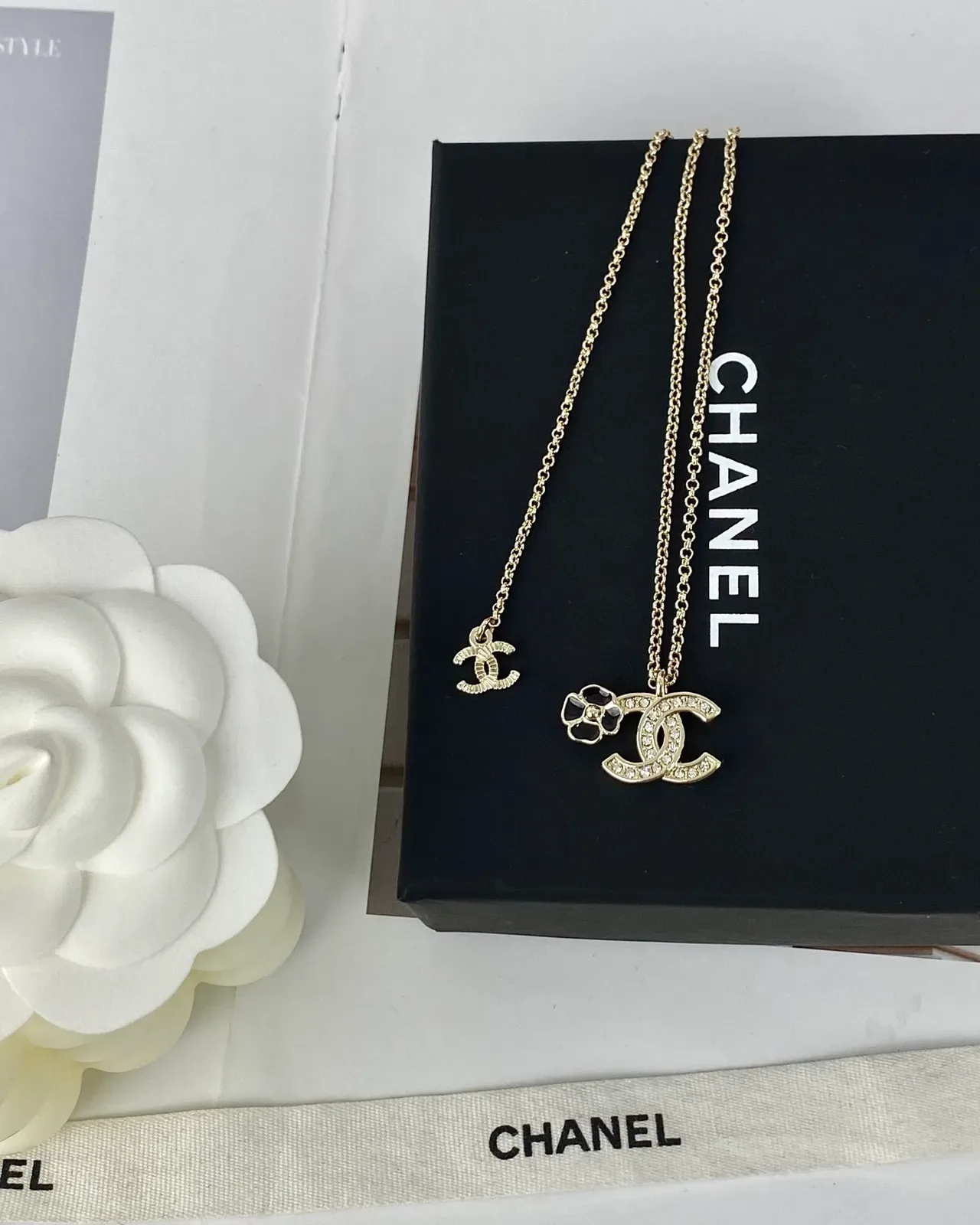 Chanel CC Camellia Collier pendentif ton doré collier en couches 4