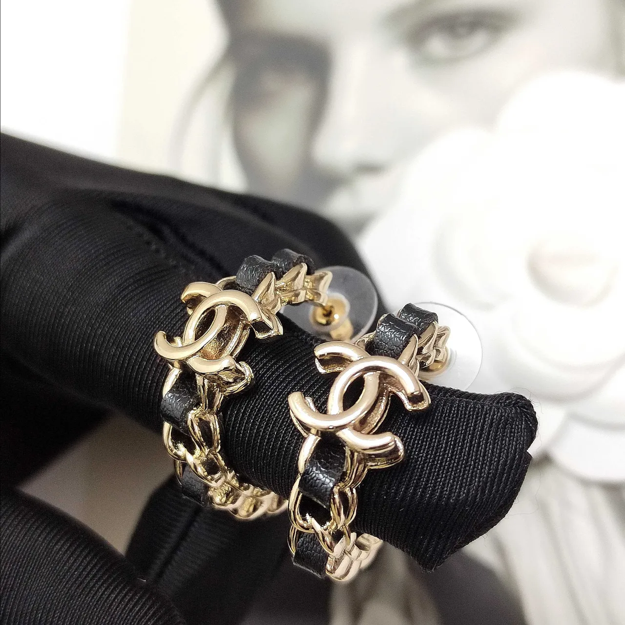 Chanel CC Chain Gold Black Interlocking Logo Detail Earrings 3