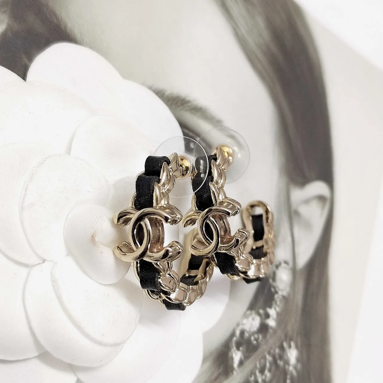 Chanel CC Chain Gold Black Interlocking Logo Detail Earrings 4