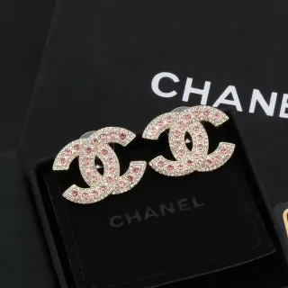 Chanel CC सोने का गुलाबी इंटरलॉकिंग लोगो पवे़ क्रिस्टल-सेट ईयररिंग्स