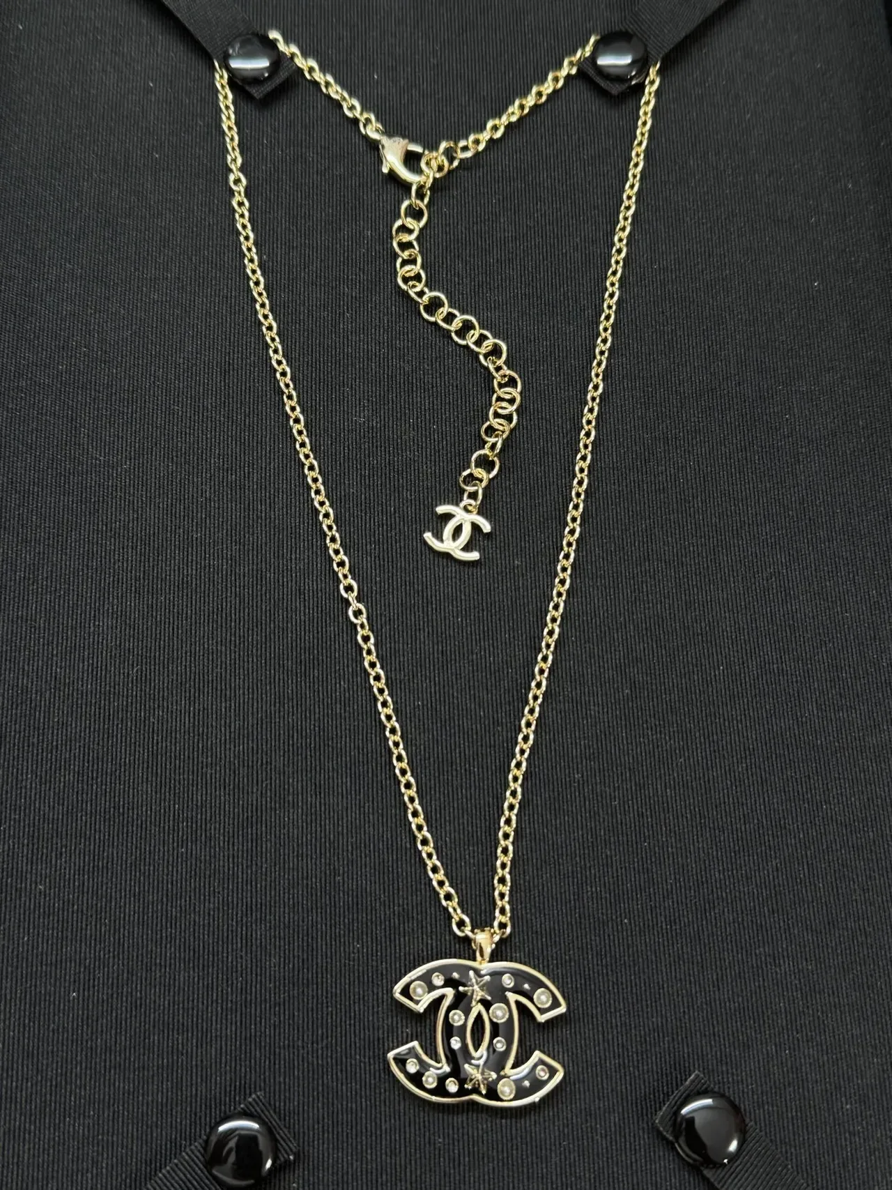 Chanel CC Logo Cadena Negra y Dorada Colgante Esmaltado 3