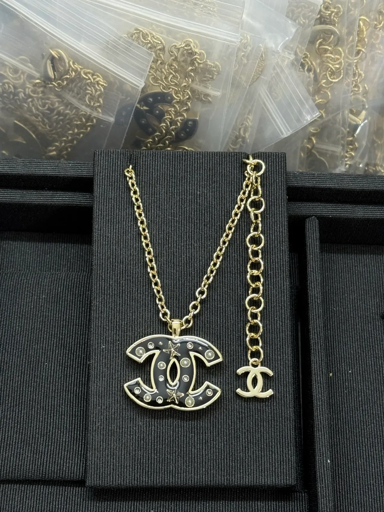 Chanel CC Logo Cadena Negra y Dorada Colgante Esmaltado 4