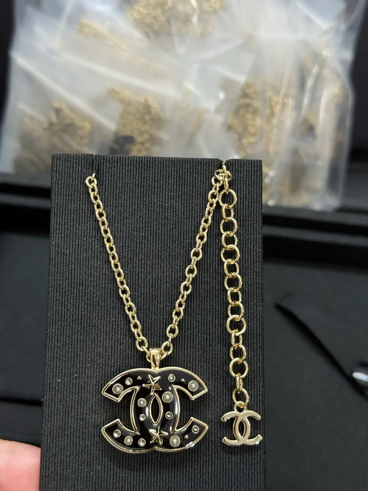 Chanel CC Logo Cadena Negra y Dorada Colgante Esmaltado 5