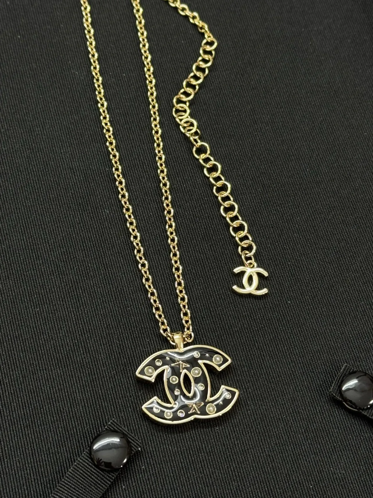Chanel CC Logo Cadena Negra y Dorada Colgante Esmaltado 6