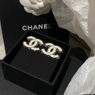 Chanel CC Logo 珐琅耳钉