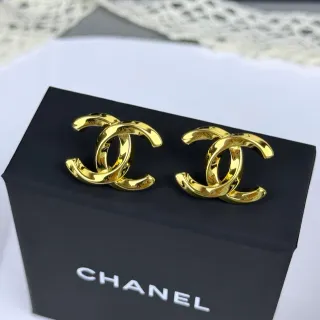 Chanel CC लोगो स्वर्ण काला इंटरलॉकिंग पॉलिश्ड मेटल ईयररिंग्स