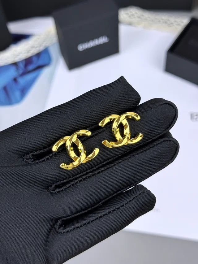 Chanel CC Logo Gold Black Interlocking Polished Metal Earrings 8