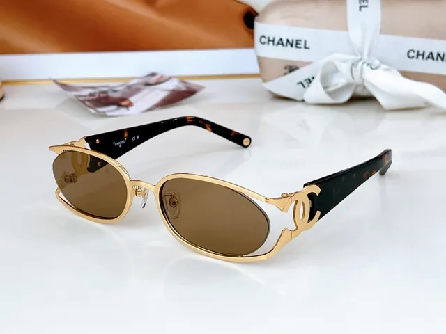 Chanel CC Logo Lunettes de Soleil Cadre Métal Doré Noir Lentille Ovale 4