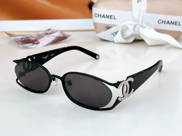 Chanel CC Logo Lunettes de Soleil Cadre Métal Doré Noir Lentille Ovale 8
