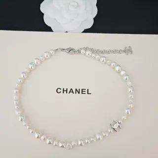 Chanel CC Logo मोती हार सफेद चांदी बारोक असममित प्लेसमेंट हार