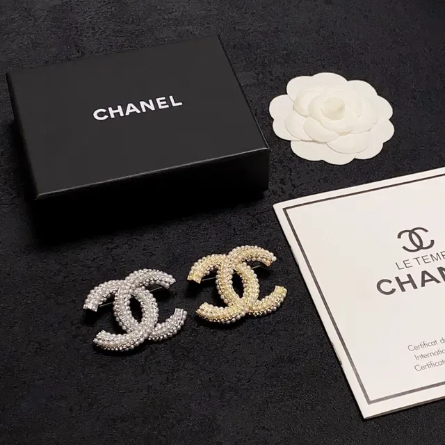 Chanel CC Logo Silver Gold Interlocking Pearl-Embellished Brooch 2