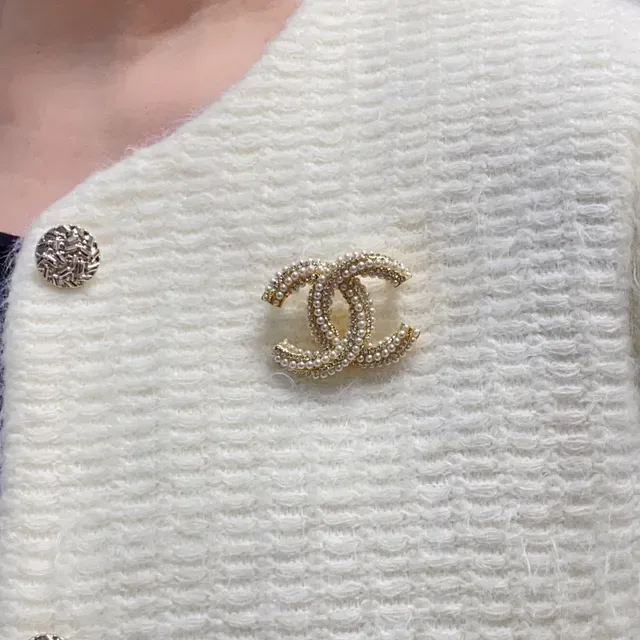 Chanel CC Logo Silver Gold Interlocking Pearl-Embellished Brooch 8