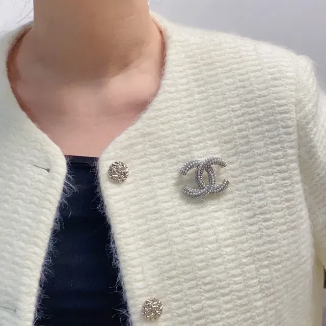 Chanel CC Logo Silver Gold Interlocking Pearl-Embellished Brooch 9