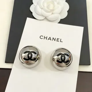 Chanel CC Logo Stud चांदी काला गोल डोम स्टड पॉलिश मेटल ईयरिंग्स