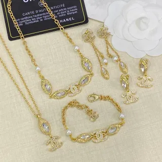 Chanel CC Motif सोने की सफेद चेन Marquise क्रिस्टल एकसेंट्स हार