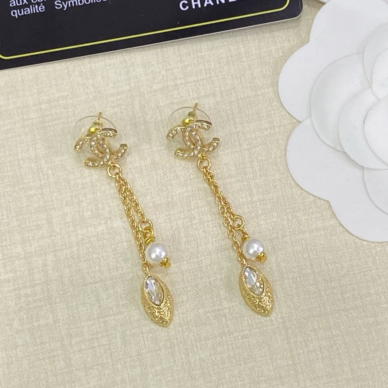 Chanel CC Motif सोने की सफेद चेन Marquise क्रिस्टल एकसेंट्स हार 2