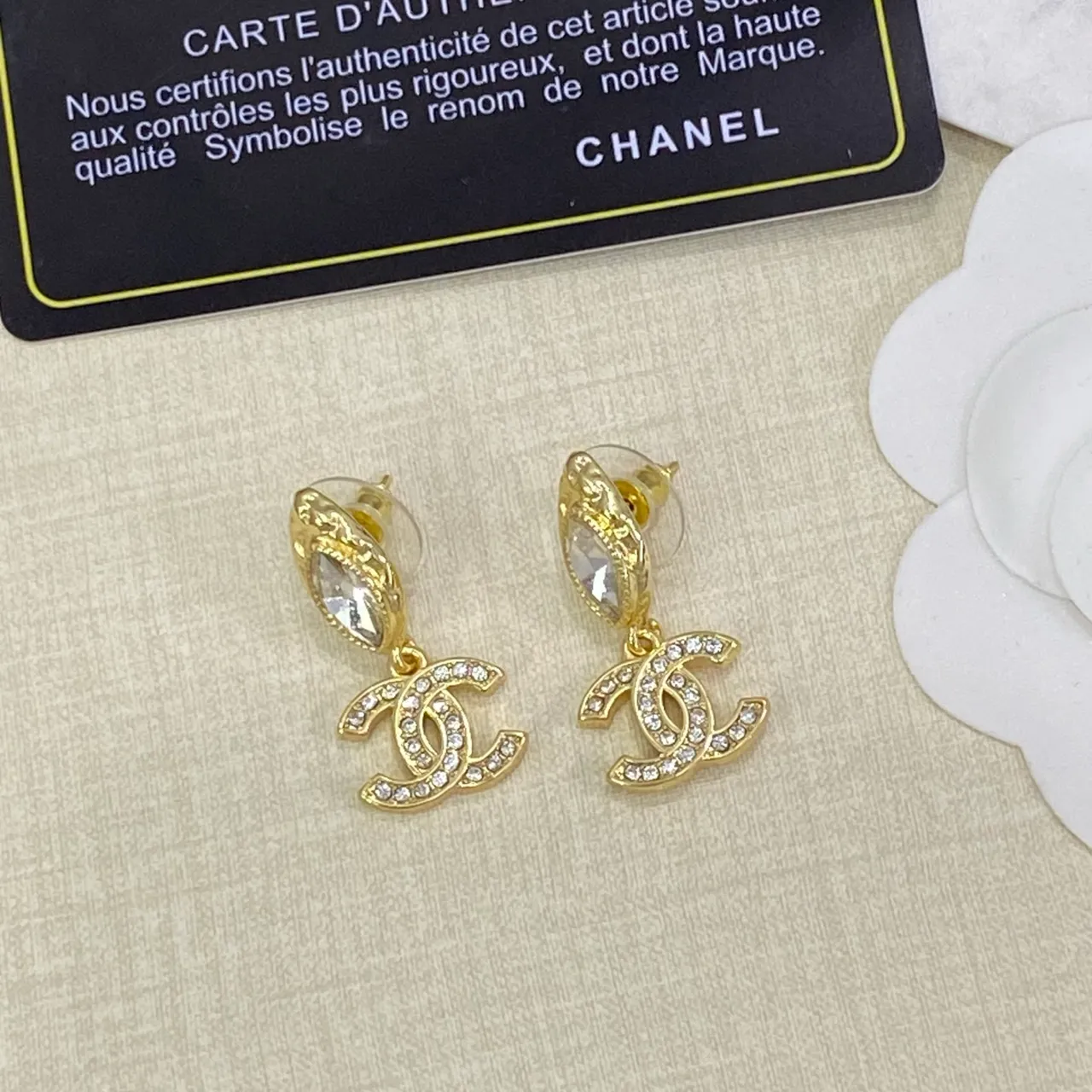 Chanel CC Motif सोने की सफेद चेन Marquise क्रिस्टल एकसेंट्स हार 3