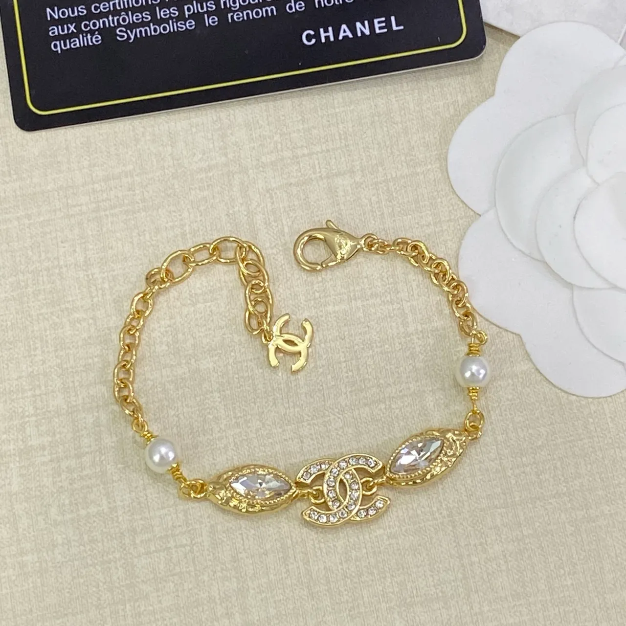 Chanel CC Motif सोने की सफेद चेन Marquise क्रिस्टल एकसेंट्स हार 4