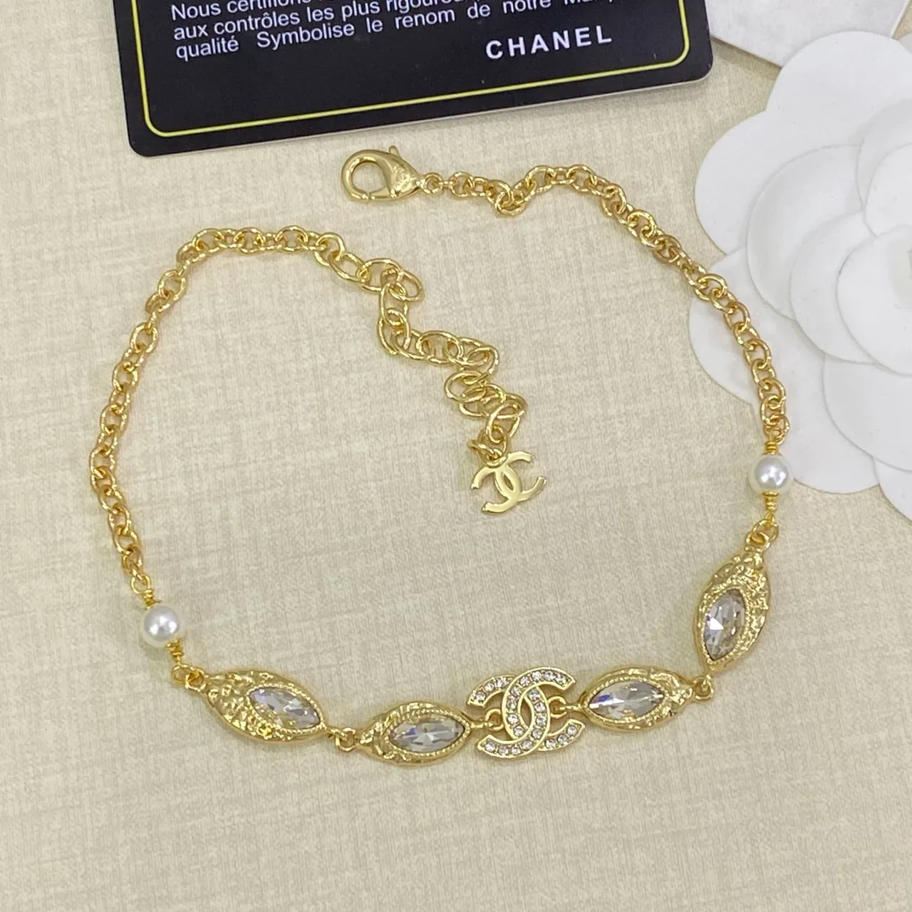 Chanel CC Motif सोने की सफेद चेन Marquise क्रिस्टल एकसेंट्स हार 5