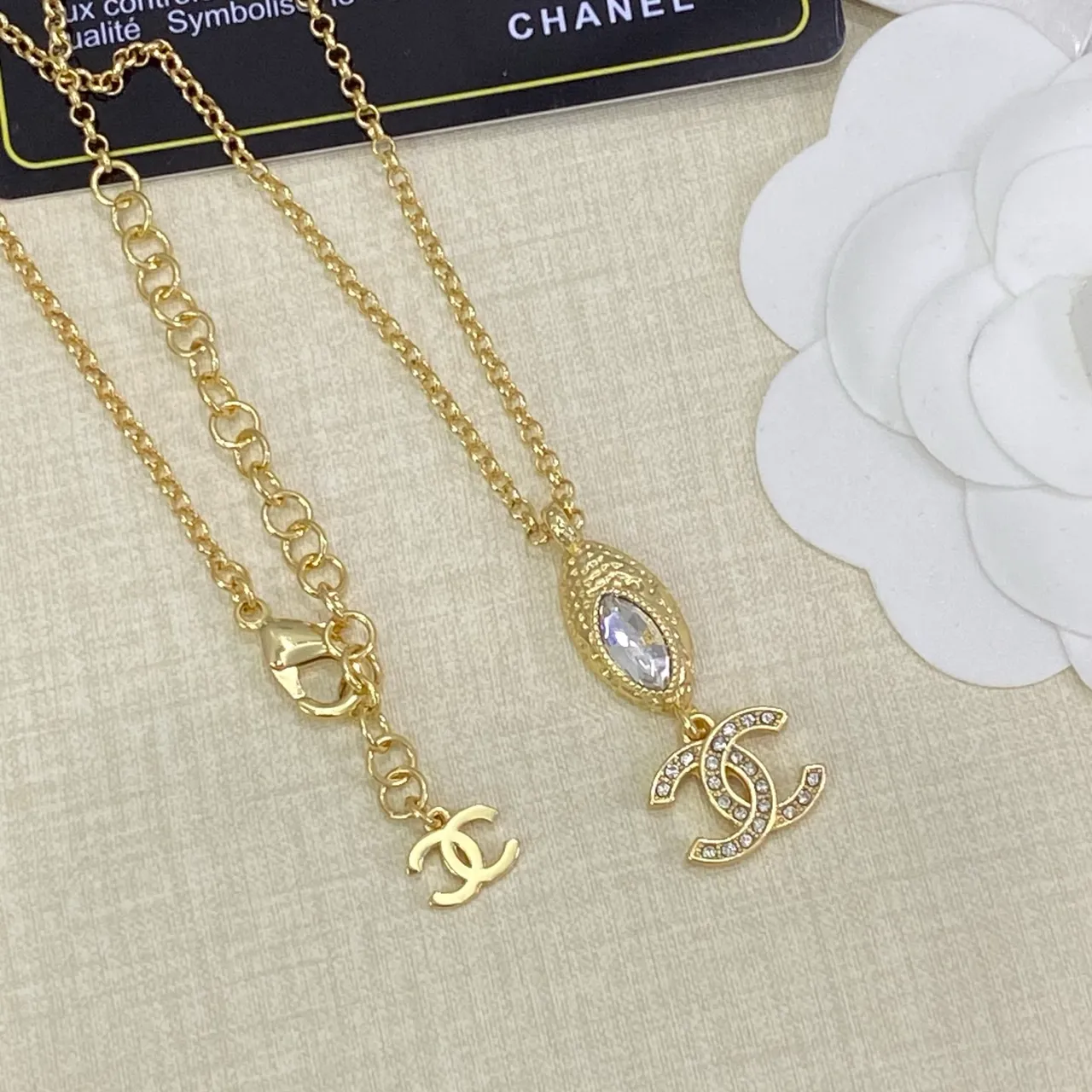 Chanel CC Motif सोने की सफेद चेन Marquise क्रिस्टल एकसेंट्स हार 6