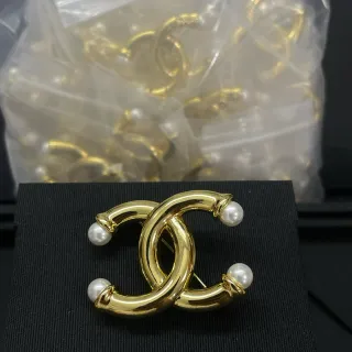 Chanel CC মণি ব্রোচ সোনা সাদা ইন্টারলকিং লোগো ধাতু ব্রোচ