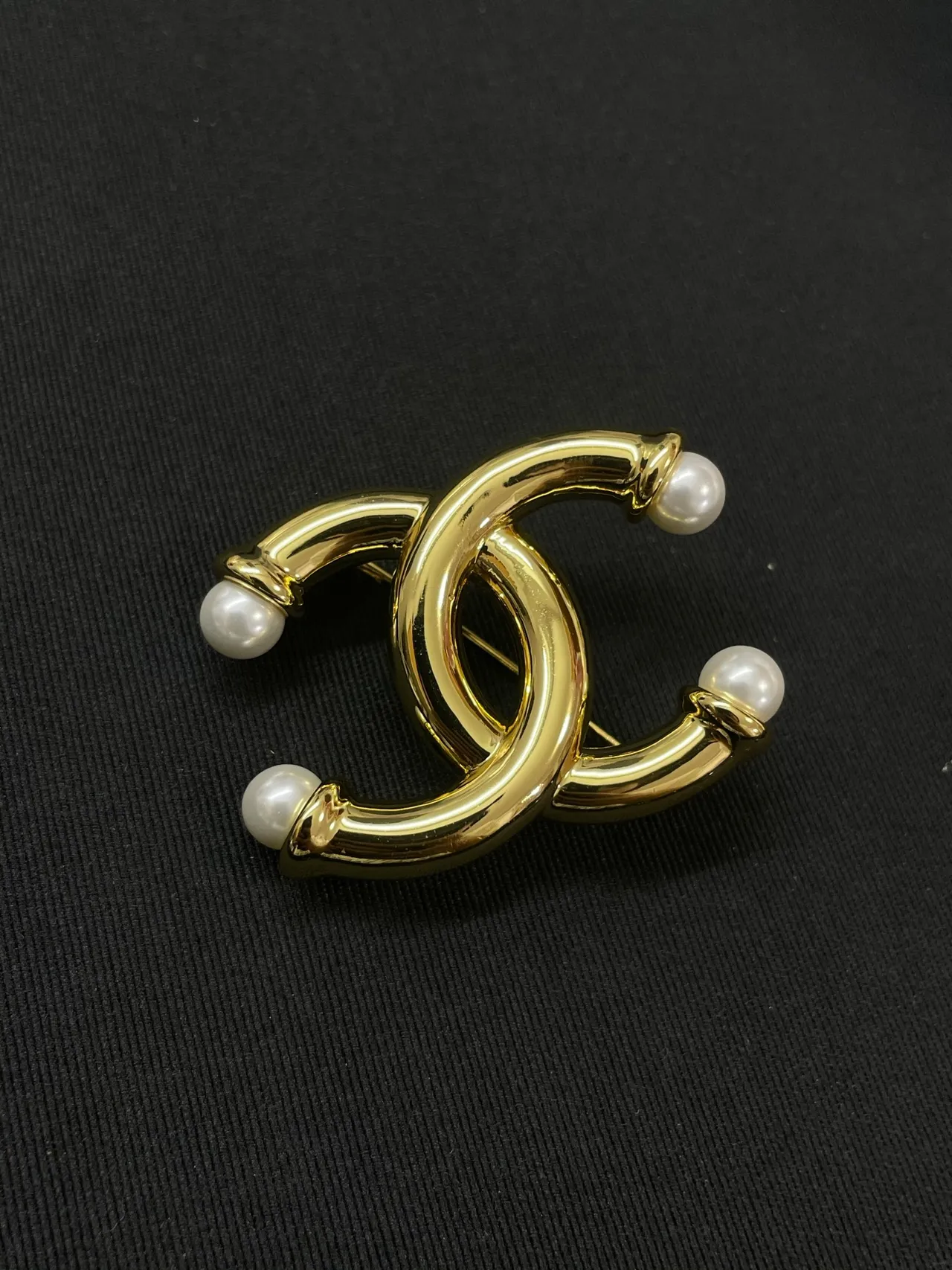 Chanel CC Broche de pérola dourado branco logo interlock broche de metal 2