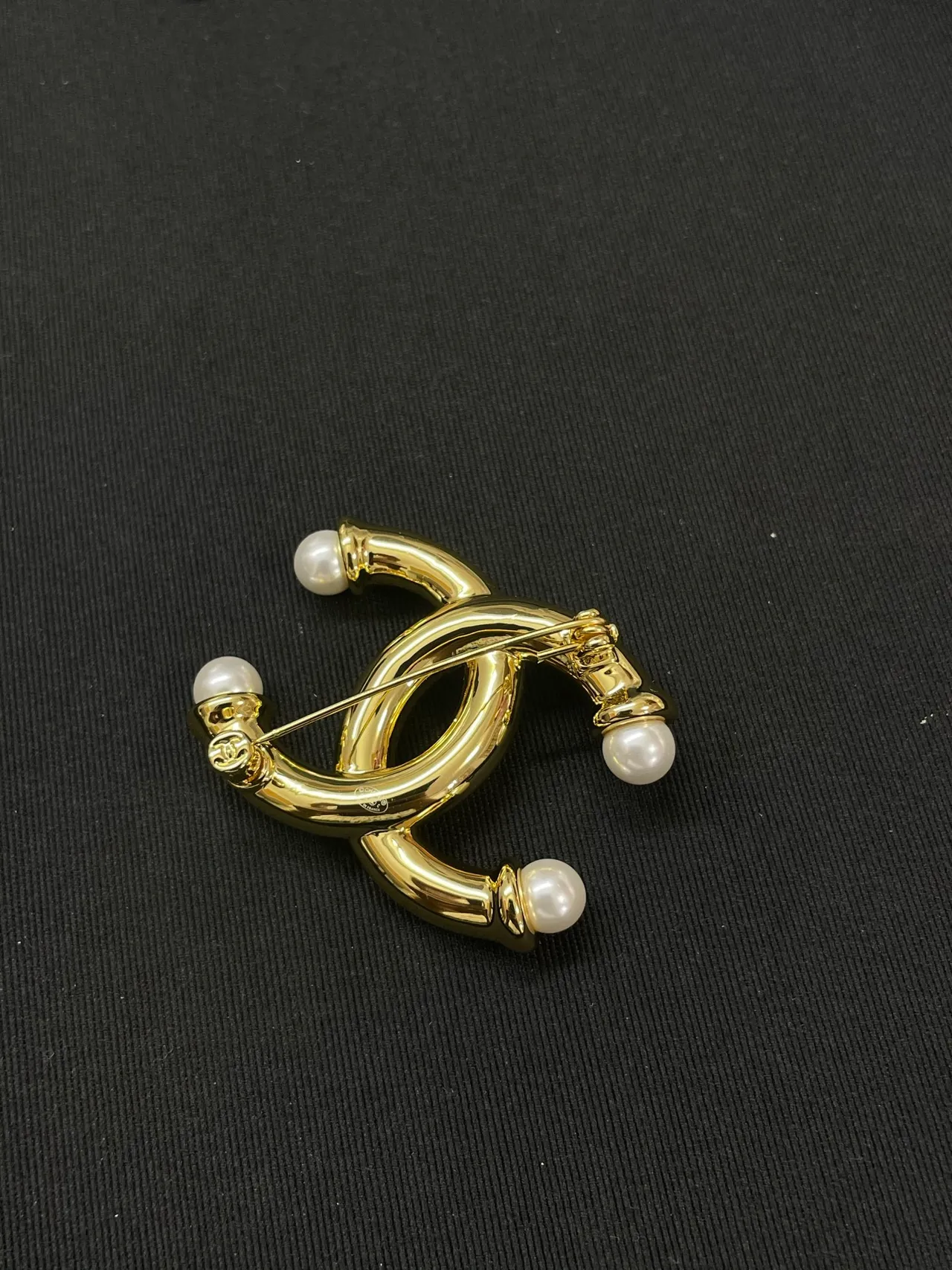 Chanel CC Broche de pérola dourado branco logo interlock broche de metal 3
