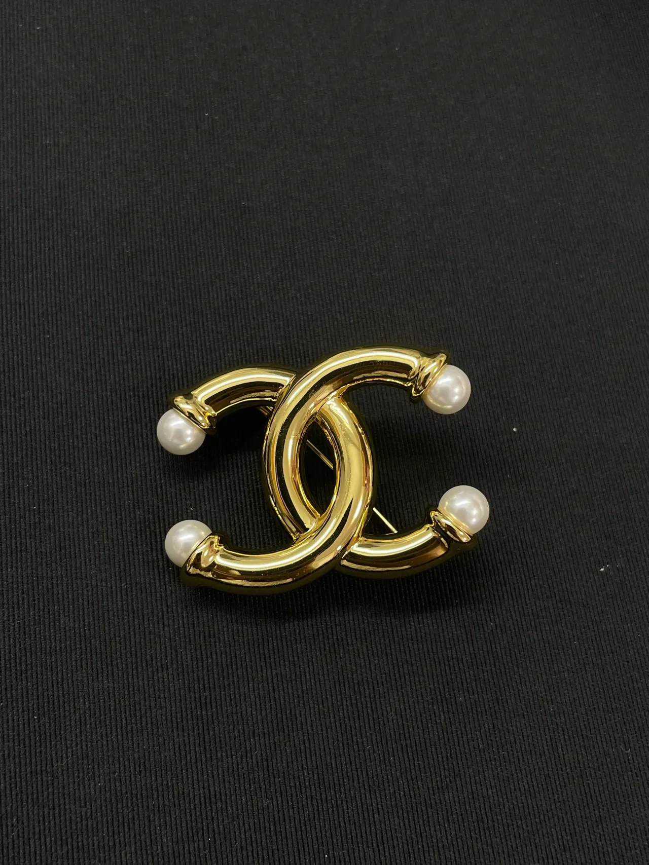 Chanel CC Broche de pérola dourado branco logo interlock broche de metal 4