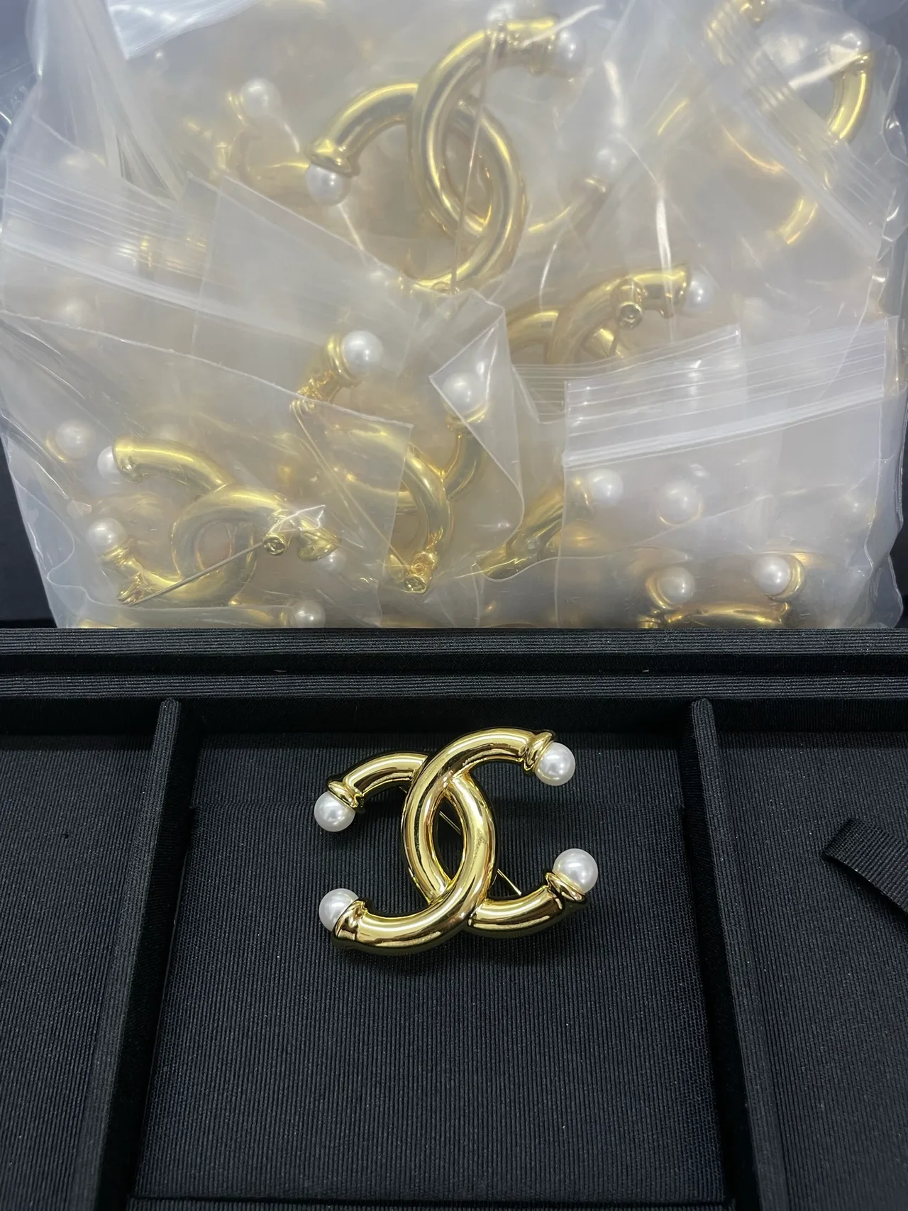 Chanel CC Broche de pérola dourado branco logo interlock broche de metal 5