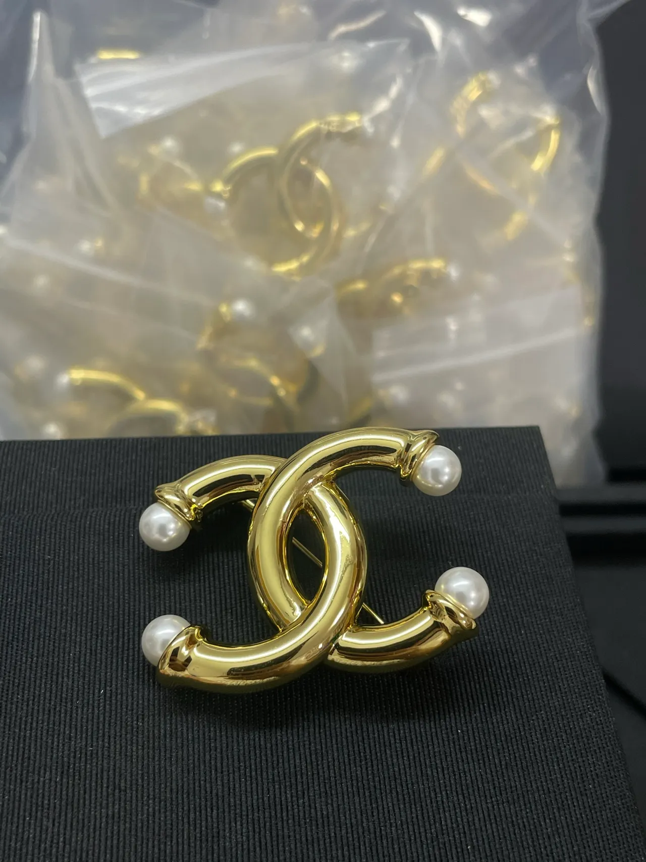 Chanel CC Broche de pérola dourado branco logo interlock broche de metal 6