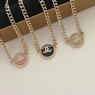 Chanel CC पेंडेंट नेकलेस सोने की गुलाबी कुर्ब चेन गोलाकार एनामेल नेकलेस
