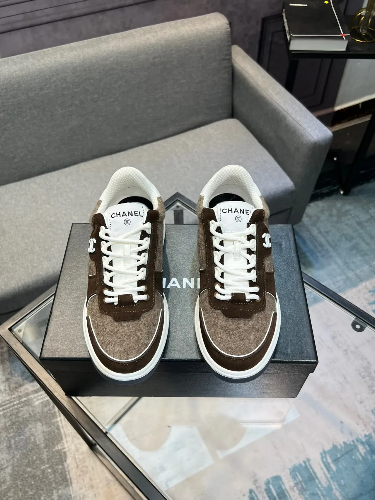 Chanel CC Sneaker Chaussures lifestyle marron beige en feutre et suède panélique avec piping blanc 2